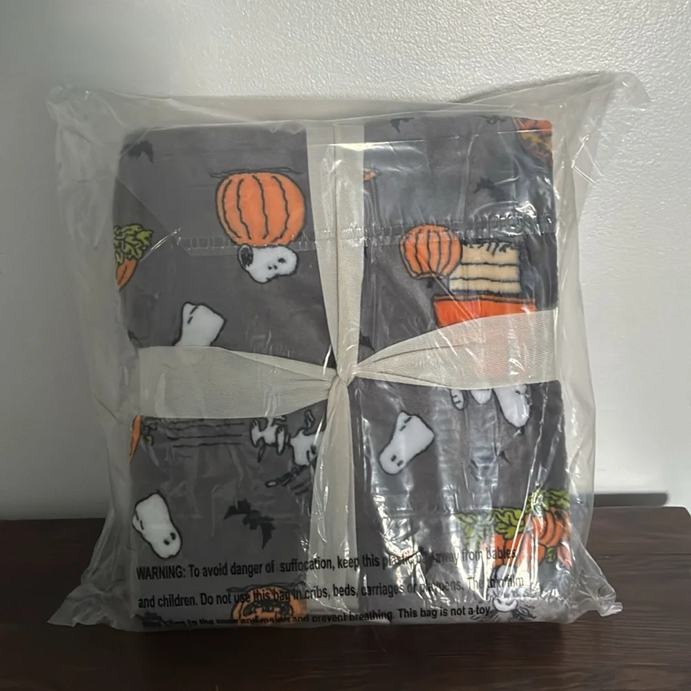 NWT-BERKSHIRE- Peanuts- Snoopy- Halloween- Gray VelvetSoft Blanket 55x70 👻🎃🦇
